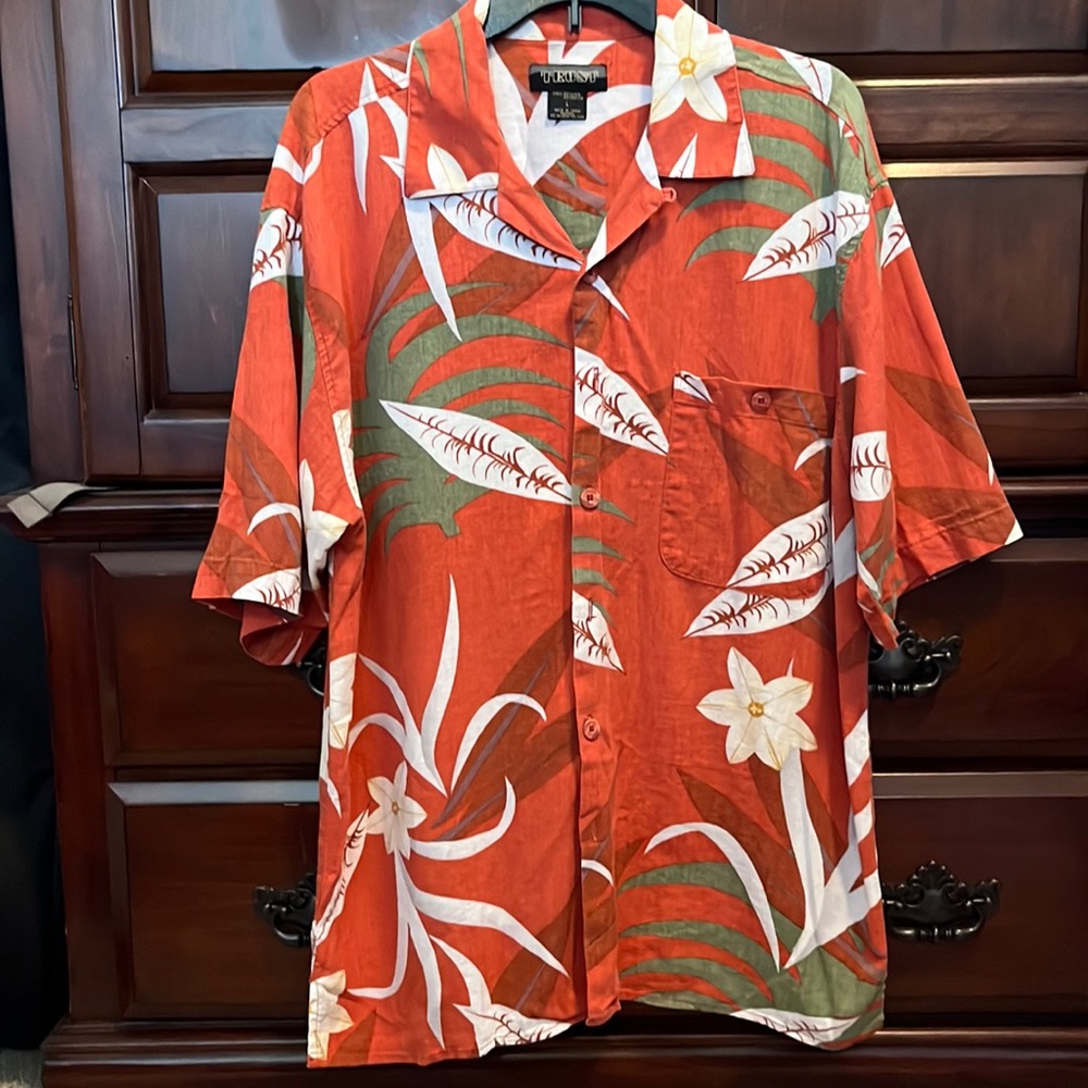 Men’s shirt sleeved button down